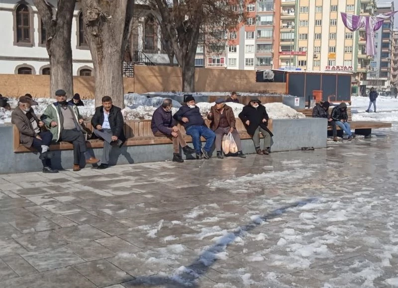 Haftalar sonra sıcak havayı görenler kendilerini dışarı attı
