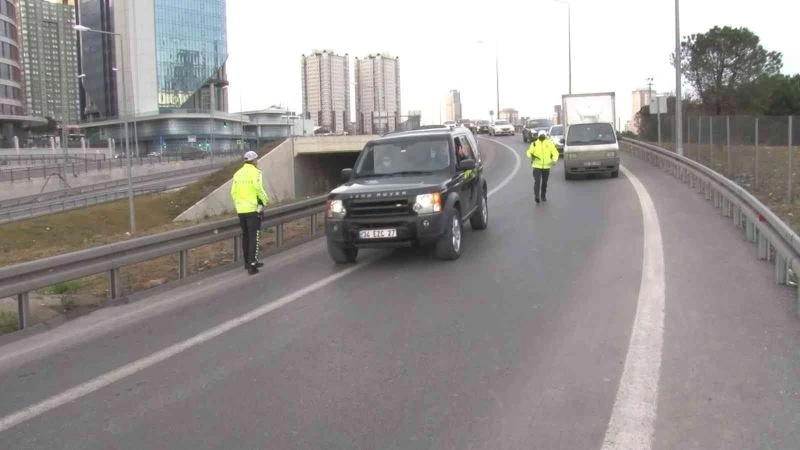 Polisleri görünce otoyolda geri geri kaçmaya çalıştı, cezadan kurtulamadı
