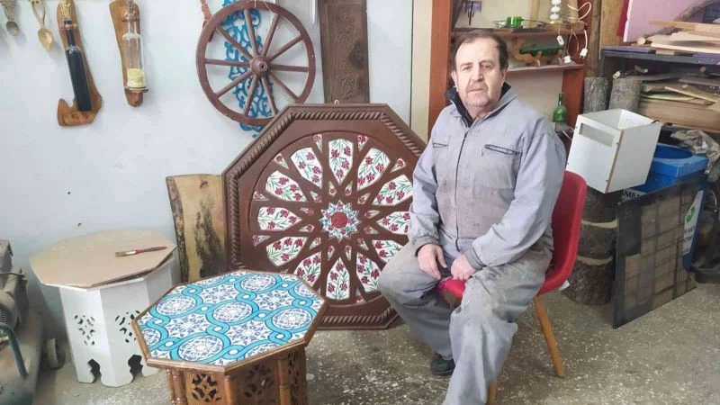  Ahşabı çiniyle buluşturdu
