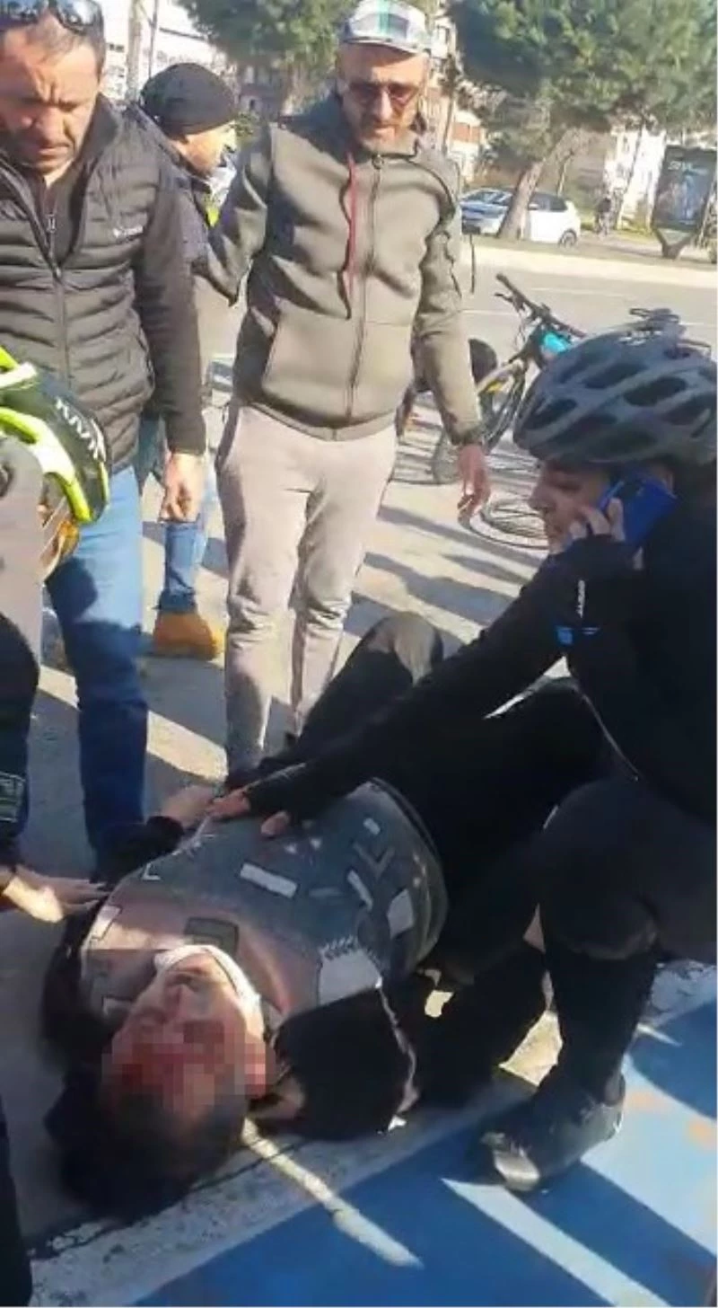 Kartal’da otomobilin çarptığı yaralıya yoldan geçen sağlıkçı yardım etti
