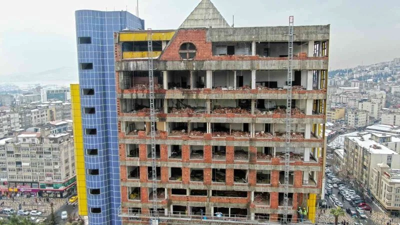 Özel idare iş merkezinde cephe sökümü sürüyor
