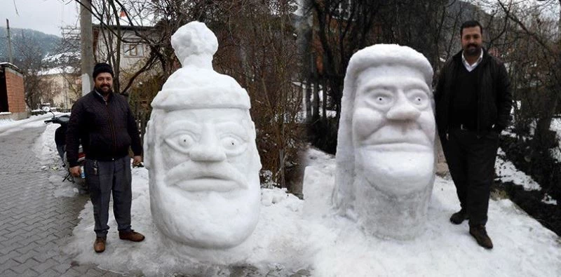 Sokak kedileri için kardan ev yaptılar
