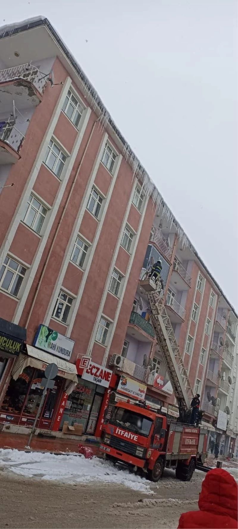 İtfaiye ekipleri buz sarkıtlarını temizledi
