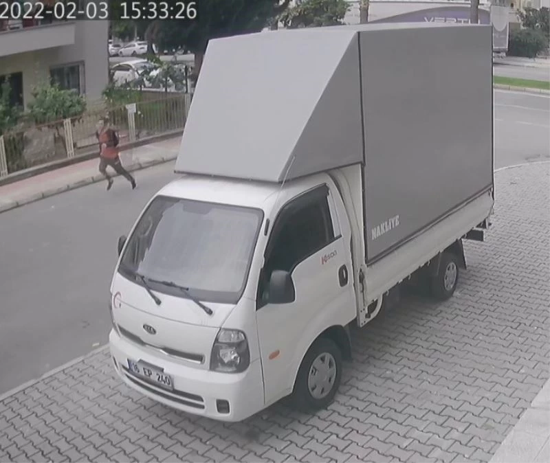 Genç kız kapkaççının peşinden koştu ama yetişemedi
