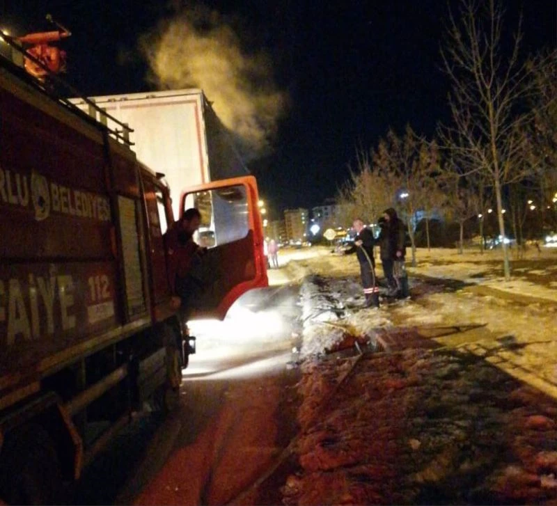 Balatalar ısındı, tır seyir halinde alev aldı
