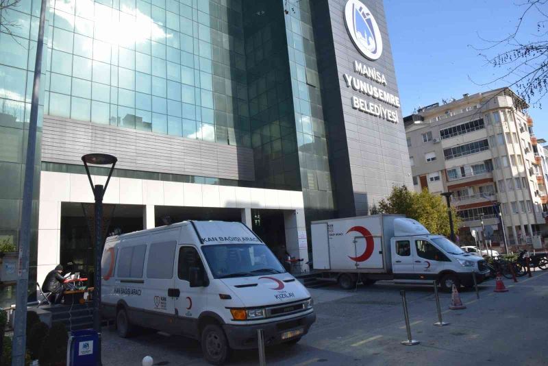 Yunusemre Belediye personelinden Kızılay’a kan bağışı
