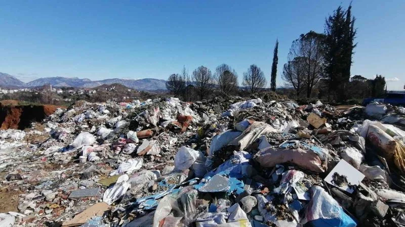 Turizm merkezine yakışmayan çöplük görüntüsü
