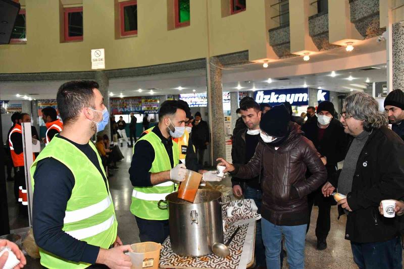 Konya Büyükşehir gece otogarda bekleyen yolculara çorba ikram etti
