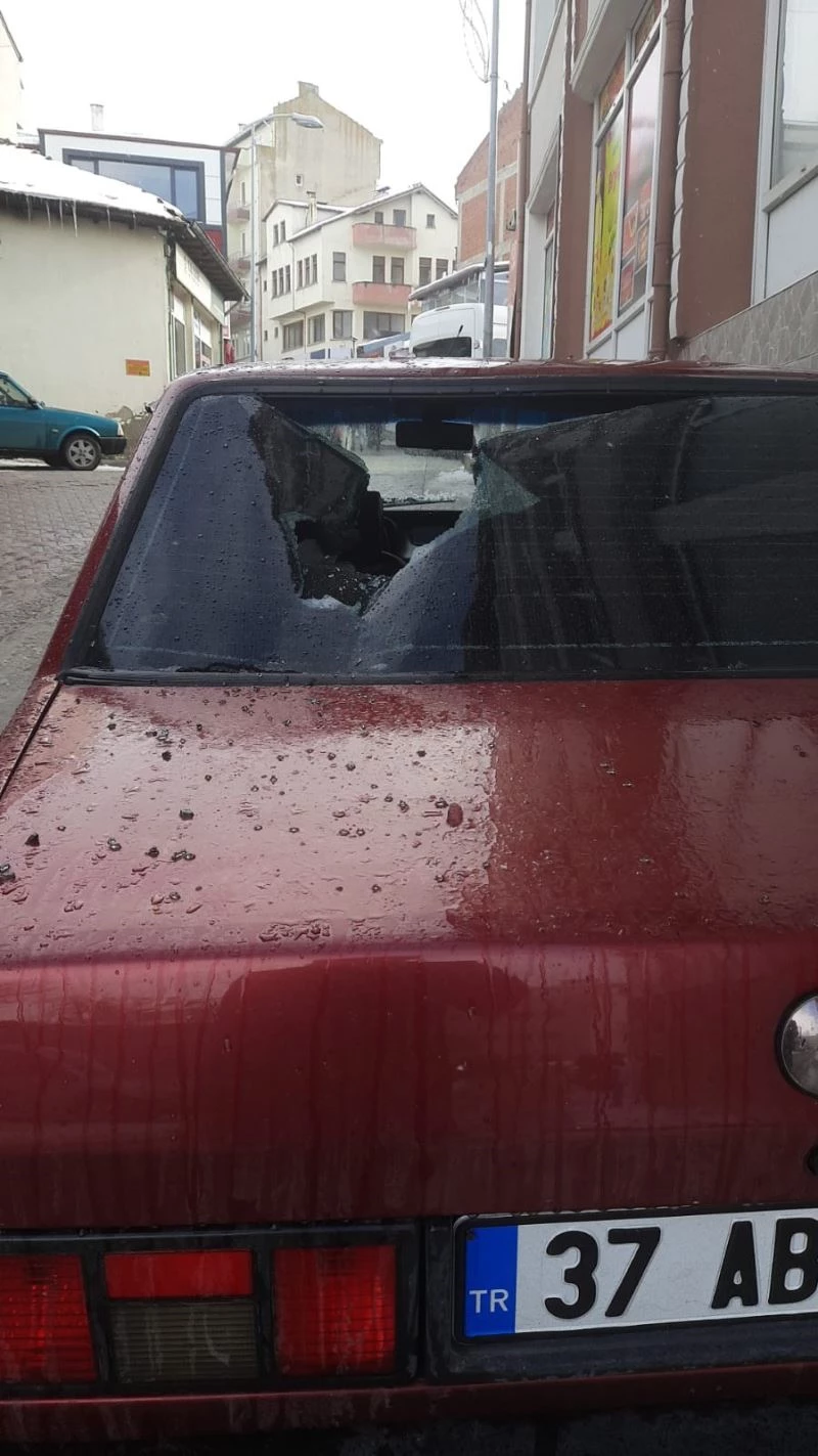 Saçaktan sarkan buz, park halindeki aracın üzerine düştü
