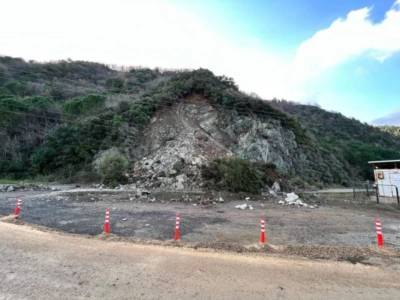 Çınarcık-Armutlu kara yolundaki heyelanlı bölgede temizlik çalışması
