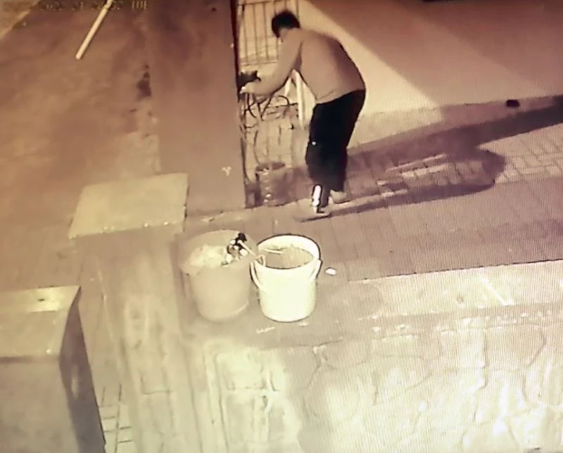 Vananın kapatılmasına kızdı, musluğu söküp götürdü
