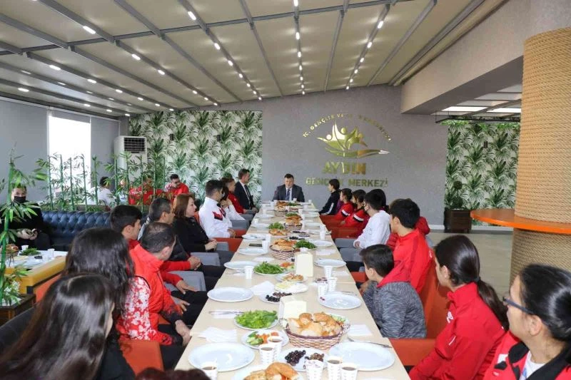 Gençlik Spor İl Müdürü Fillikçioğlu, başarılı sporcularla bir araya geldi
