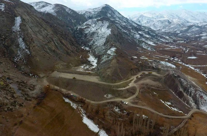 Büyükşehir kar kış demeden gölet yapımına devam ediyor
