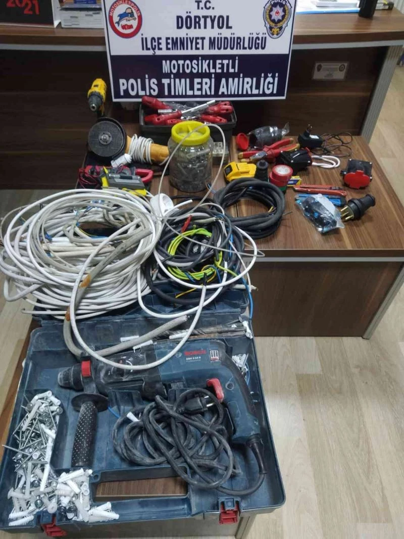 Çaldıkları aletleri çuvalla taşırken yakalandılar
