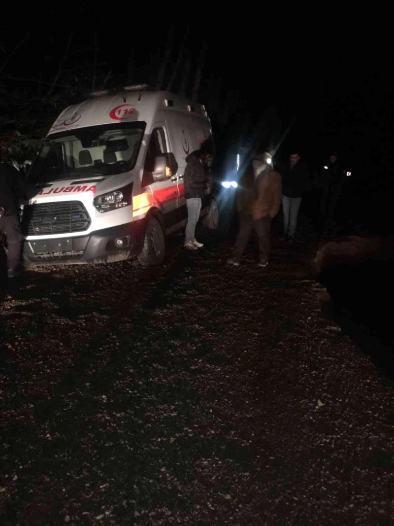 Ambulans uçuruma yuvarlanmaktan saniyeler içinde kurtuldu
