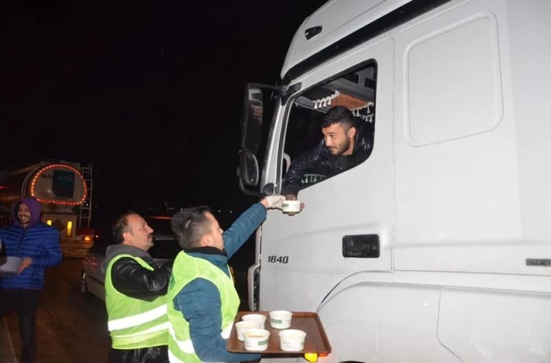 Yolda mahsur kalanlara çorba ikram edildi
