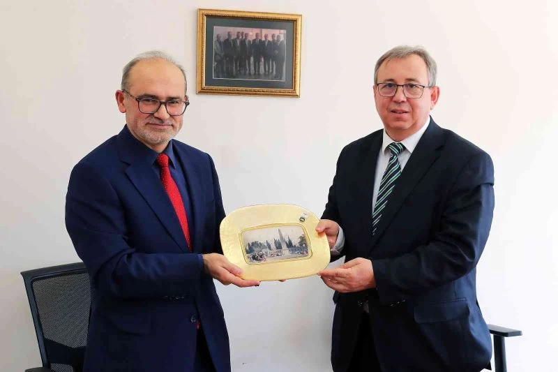 İlahiyat Fakültesi dekanlığına Prof. Dr. Öztürk atandı
