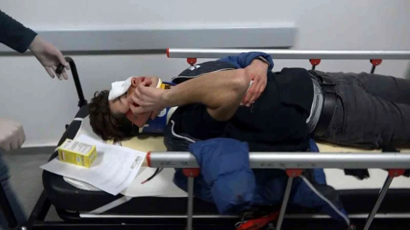 Yarasını unutup sedyede kız arkadaşına küfürler yağdırdı
