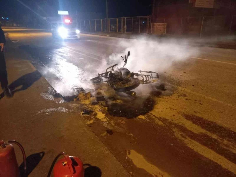 Uygulamaya takılınca motosikleti ateşe verip kaçtı
