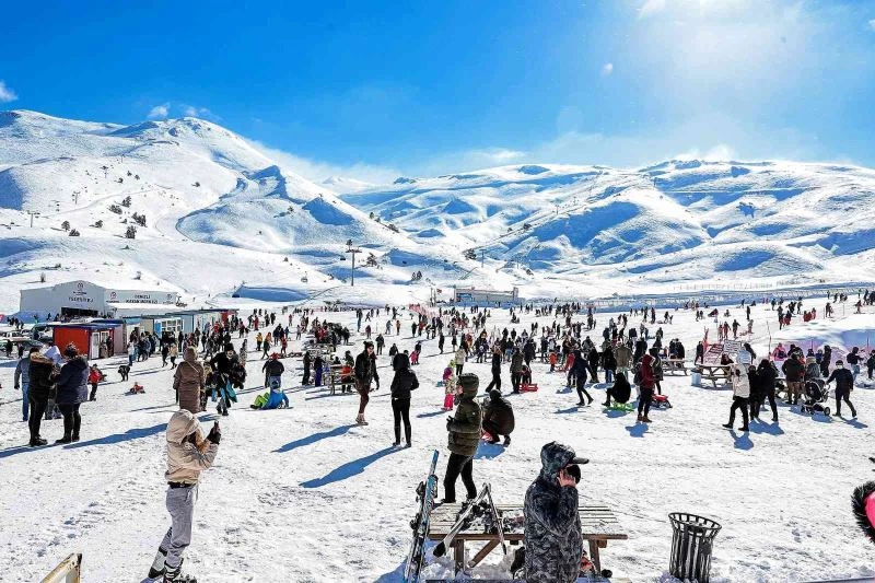 Denizli Kayak Merkezi’nde kar kalınlığı 180 santimetreyi buldu
