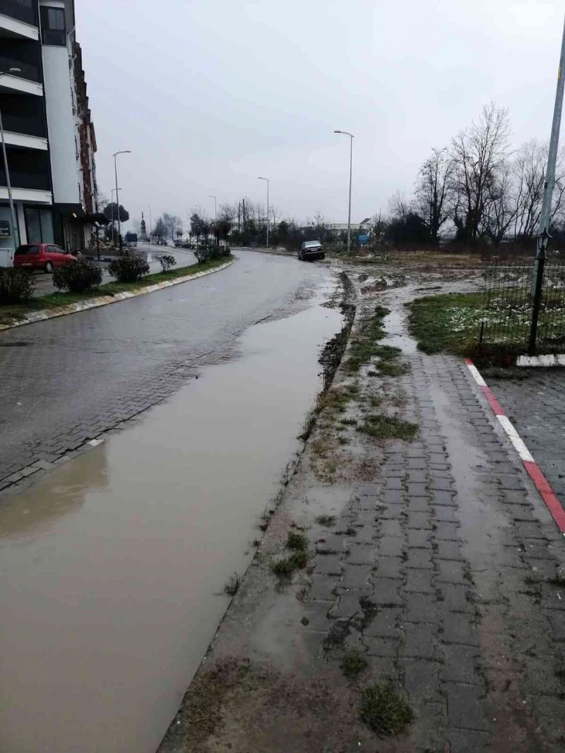 Vatandaşın çamurlu yol tepkisine CHP’li başkandan, ilginç cevap yanıt
