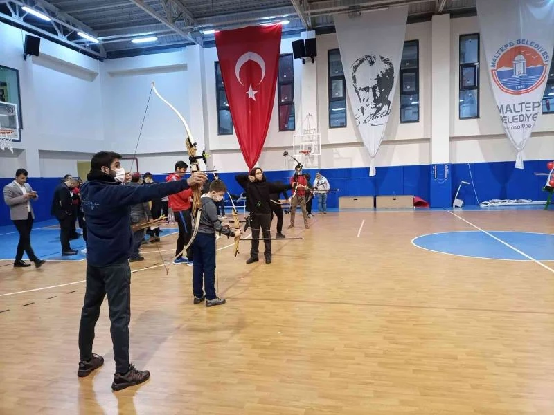 Maltepe’de sigara paketlerini okla vurarak 