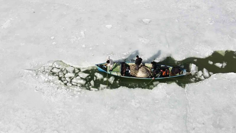 Balıkçılar, buzlar arasında tekne yolu açarak avlanmaya hazırlanıyor
