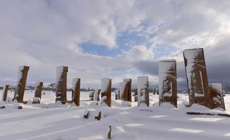 Karla bütünleşen tarihi mezar taşlarından hayranlık uyandıran görüntüler
