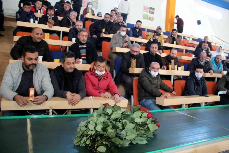 Çiçekçi esnafı yürüyen bant üzerinden gelen çiçekleri almak için yarıştı
