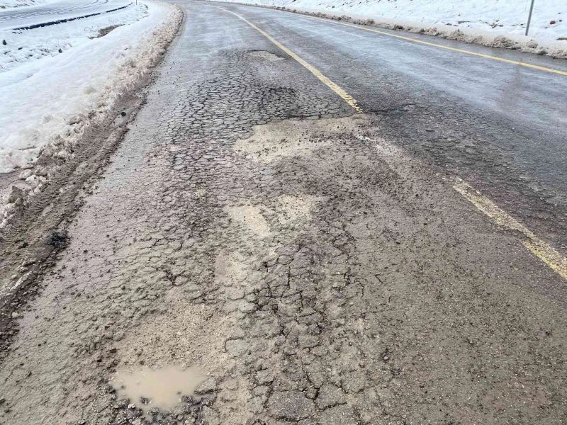 Bilecik-Yenişehir karayolundaki çukurlar sürücülere zor anlar yaşatıyor
