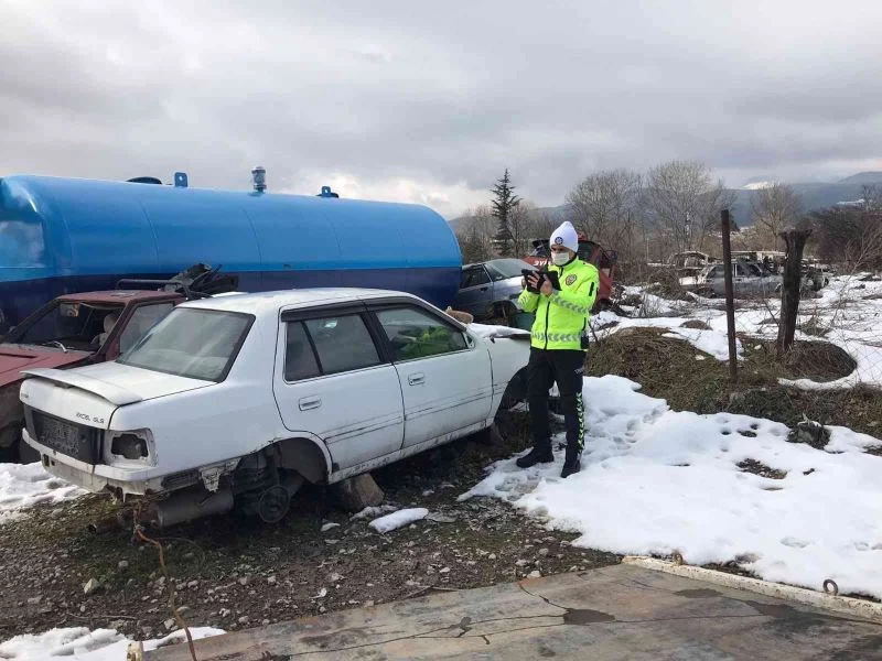 Bolu’da tehlike oluşturan hurda araçlar çekicilerle toplandı
