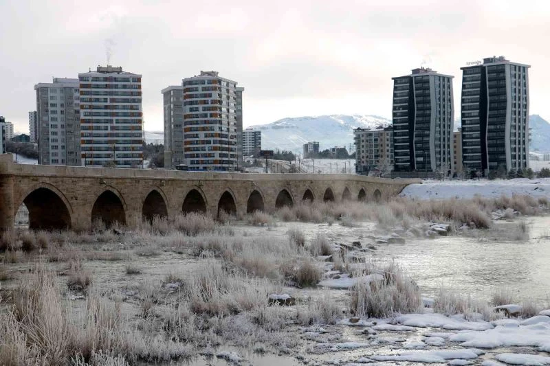 Kırağı tarihi Eğriköprü’de kartpostallık görüntüler oluşturdu
