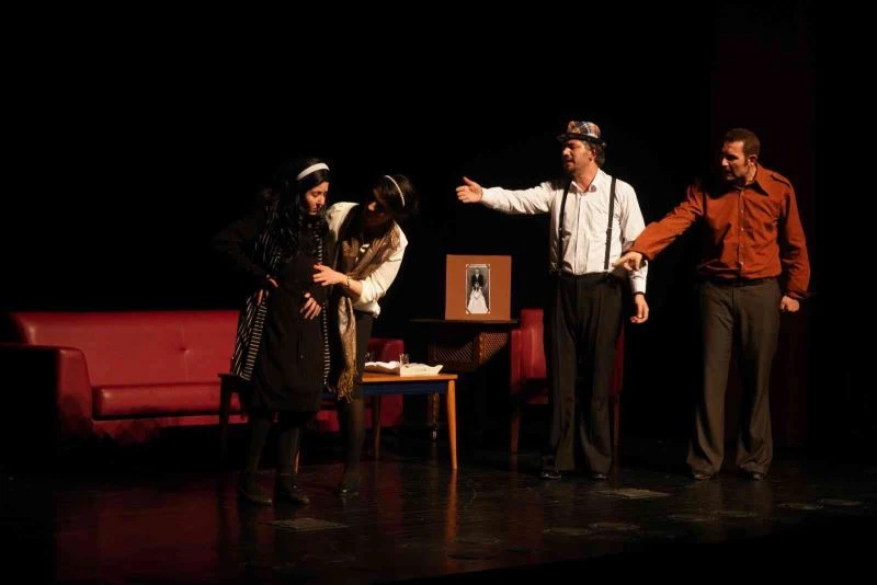 “Sen Vatan Ben Gurbet” oyunu izleyici ile buluştu
