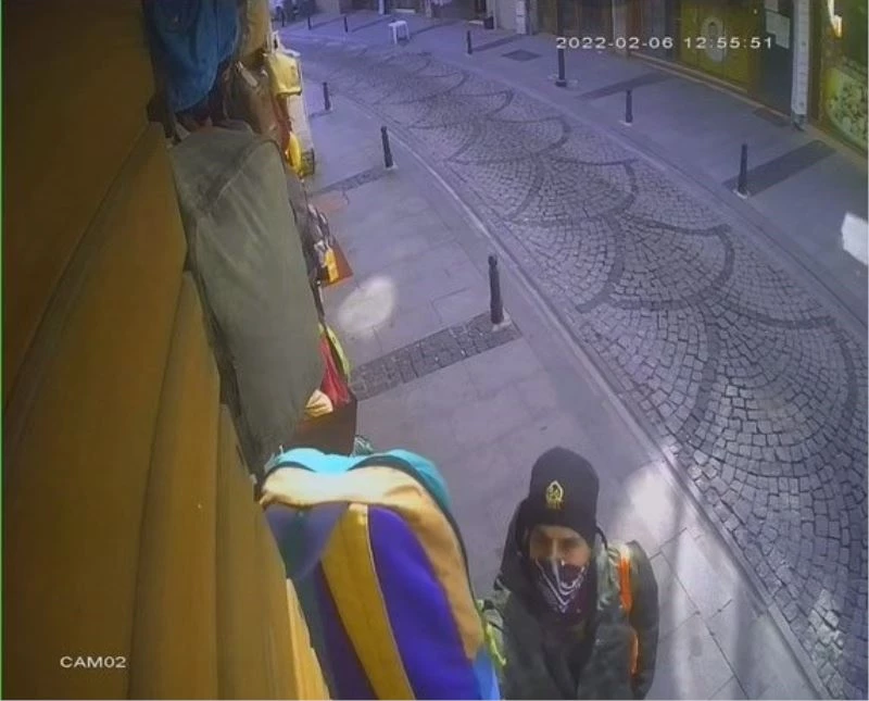 Çanakkale’de rahat tavırlarıyla güpegündüz çanta çalan hırsız pes dedirtti
