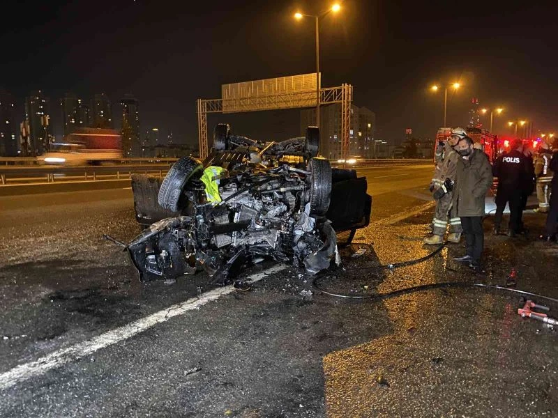 TEM Otoyolu’nda emniyet şeridindeki servis aracına çarpan cip takla attı
