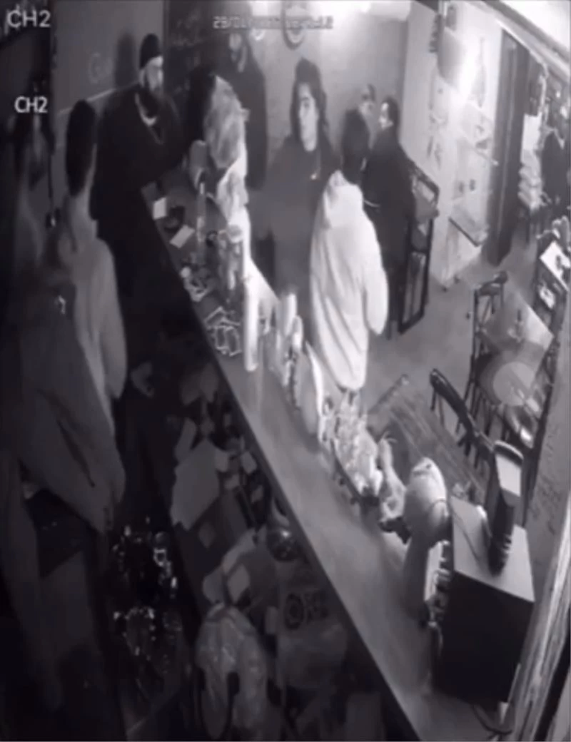 Oyuncu Bahadır Ünlü kafesine gelen müşteriyi bıçakladı: O anlar saniye saniye görüntülendi