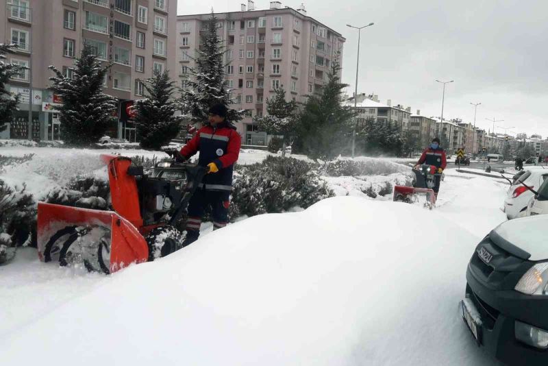 Nevşehir’de kar temizleme ve tuzlama devam ediyor
