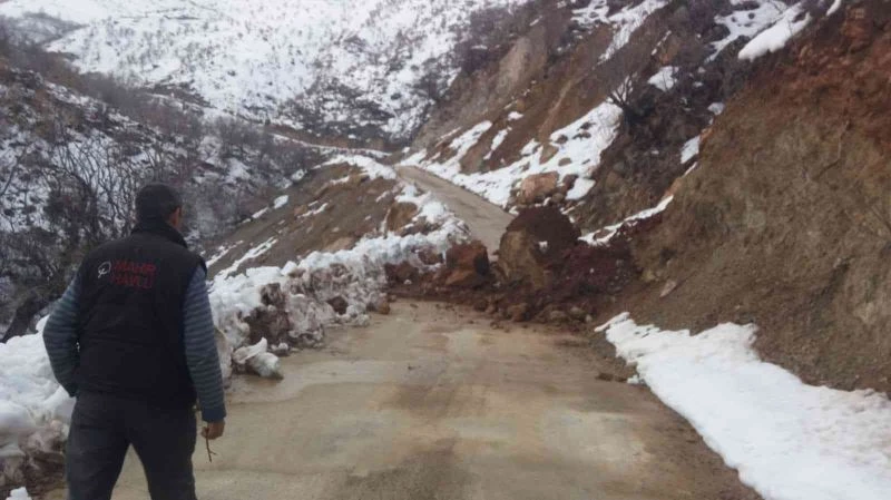 Batman’da köy yolunu ulaşıma kapatan kayalar temizlendi
