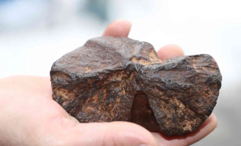 Hakkarili çiftçi elindeki taşın göktaşı olup olmadığını araştırıyor
