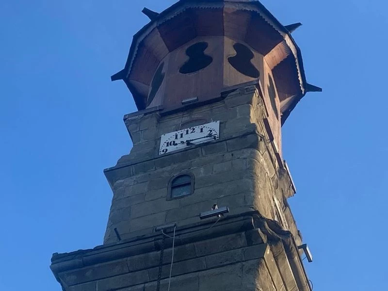 131 yıllık saat kulesinden düşen parçalar korkuttu
