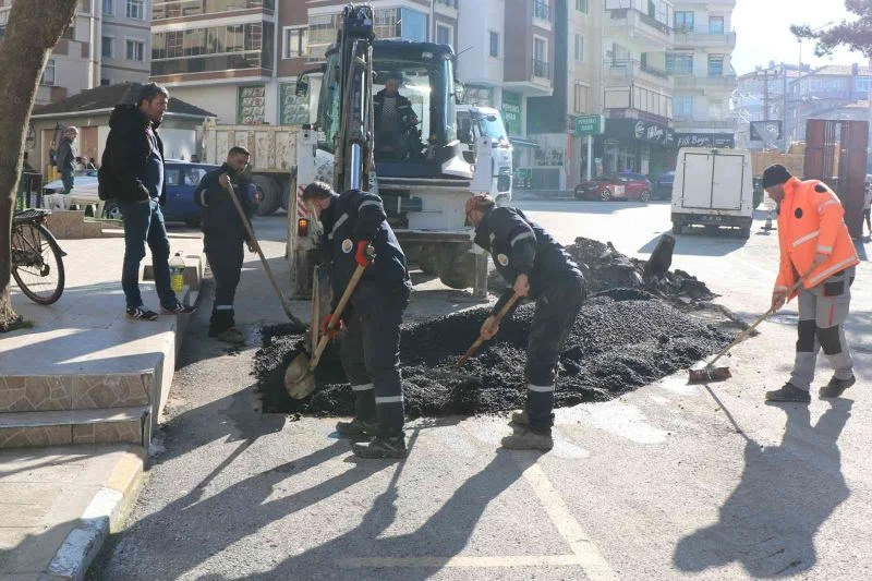 Çınarcık’ta asfalt yama çalışması
