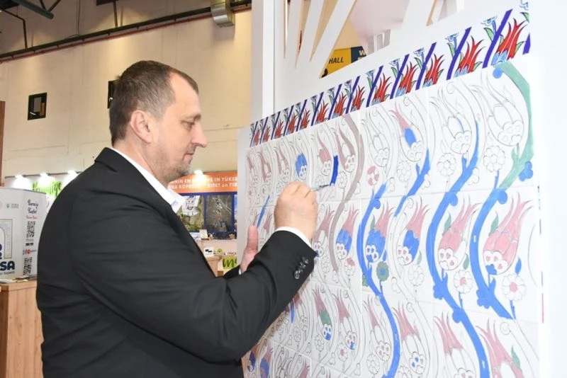 EMİTT 2022’de binlerce kişi İznik Çinisi boyadı
