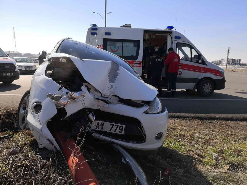 Virajı alamayan otomobil önce direğe sonra bahçe tellerine çarptı
