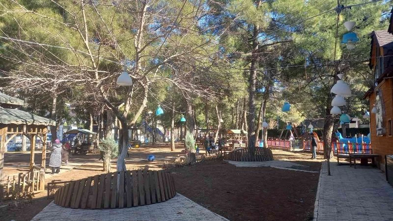 Sıcak havayı fırsat bilen Mardinliler soluğu dışarıda aldı
