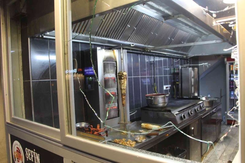 Yemek yedikleri dönercinin camına tabure atıp kaçtılar

