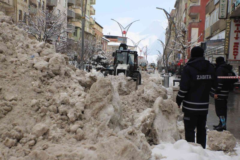 Hakkari’de kar yığınları kamyonlarla şehir dışına taşınıyor
