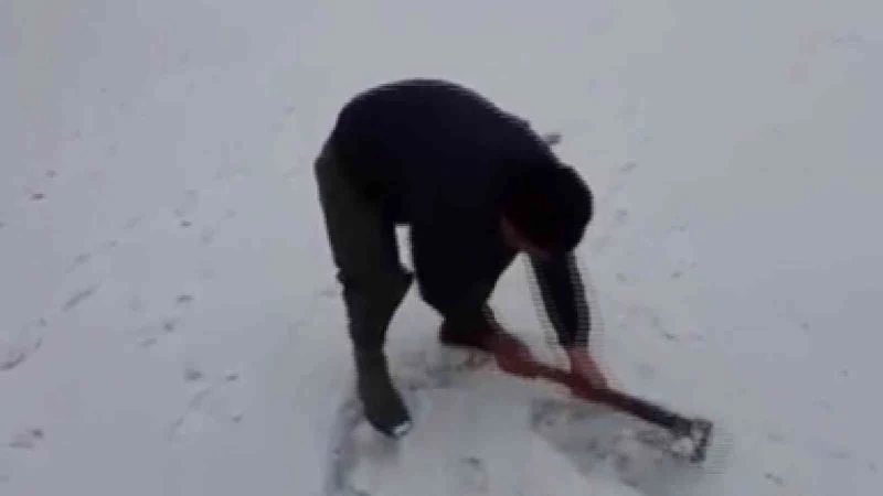 Buzu kırıp balık tutuyorlar
