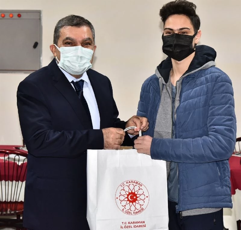 Vali Işık’tan futbolculara malzeme dağıtımı
