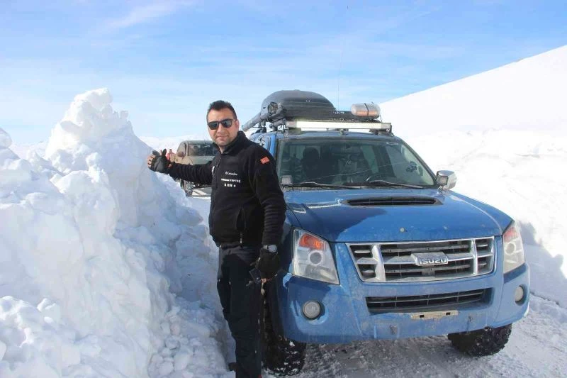 Şehitleri anmak için araç boyu karda şehitliğe gittiler
