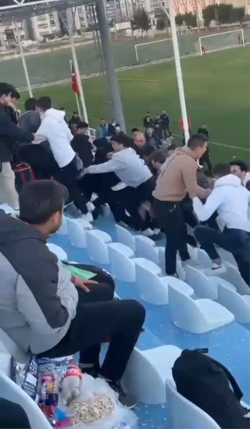 Amatör maçta tribünde kavga
